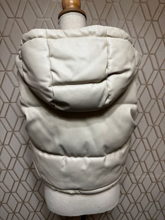 Chaleco acolchado símil piel beige