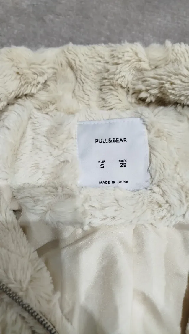 Chaqueta pelo crema Pull&Bear Talla S