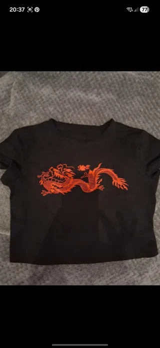 T-shirt preta com dragão vermelho