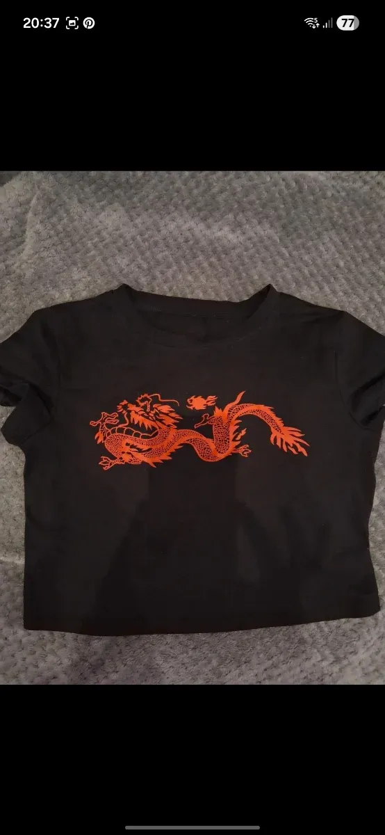 T-shirt preta com dragão vermelho