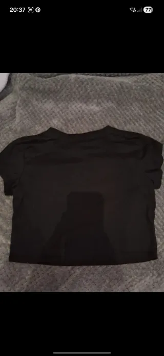 T-shirt preta com dragão vermelho