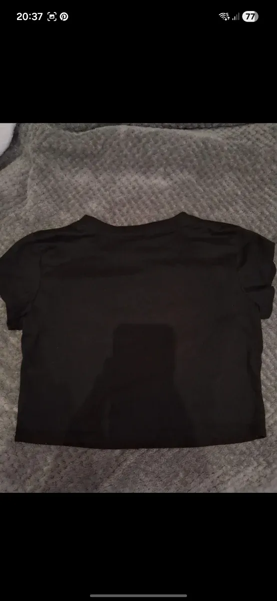 T-shirt preta com dragão vermelho