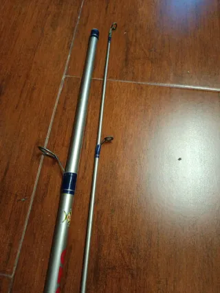 Caña de pescar azul y plateada