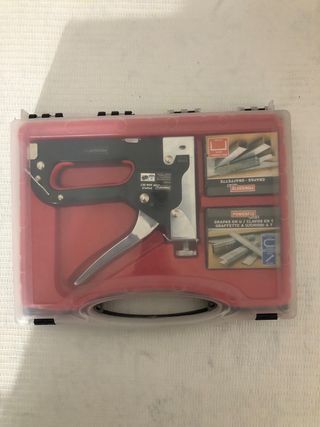 Grapadora Powerfix con grapas