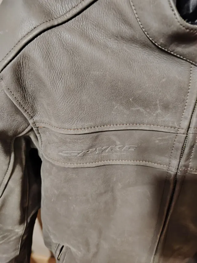 Chaqueta de moto con protecciones