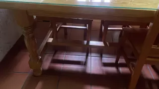 Mesa de comedor de madera maciza con cristal