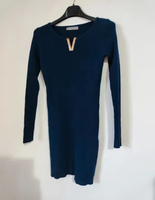 Abito aderente blu con scollo a V