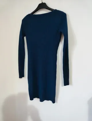 Abito aderente blu con scollo a V