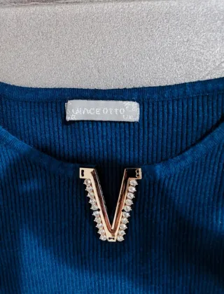 Abito aderente blu con scollo a V