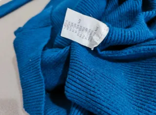 Abito aderente blu con scollo a V