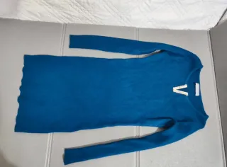 Abito aderente blu con scollo a V