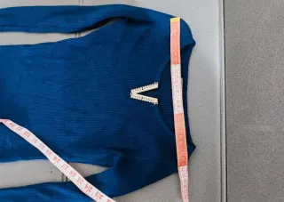 Abito aderente blu con scollo a V