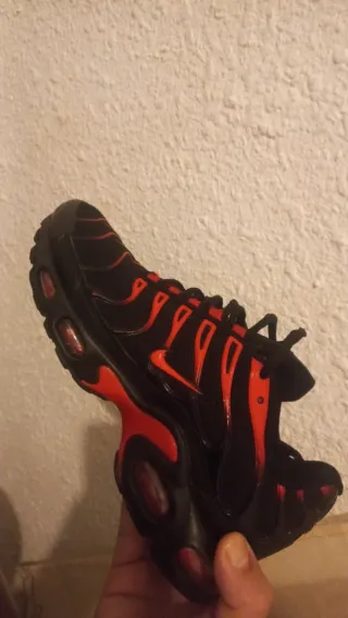 Zapatilla Nike Air Max Plus TN Negra Roja
