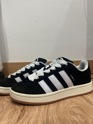 Adidas Campus Negras con Rayas Blancas