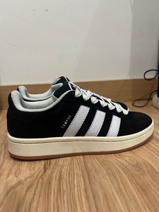 Adidas Campus Negras con Rayas Blancas