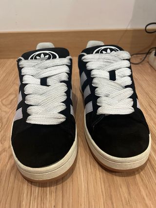 Adidas Campus Negras con Rayas Blancas