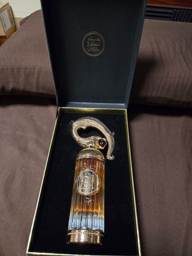 Perfume Lattafa Sehr Negro y Dorado
