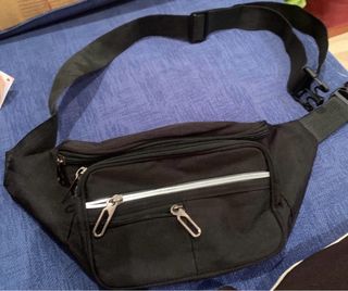 Riñonera negra con cremalleras plateadas