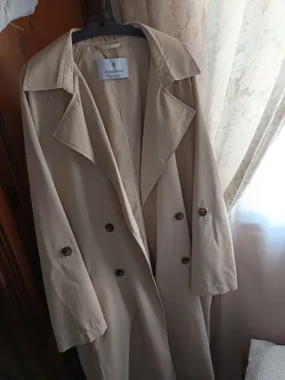 Gabardina Stradivarius Beige Talla XL.