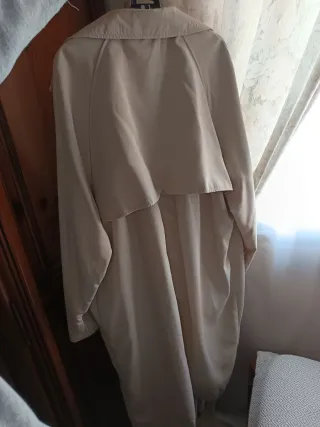 Gabardina Stradivarius Beige Talla XL.