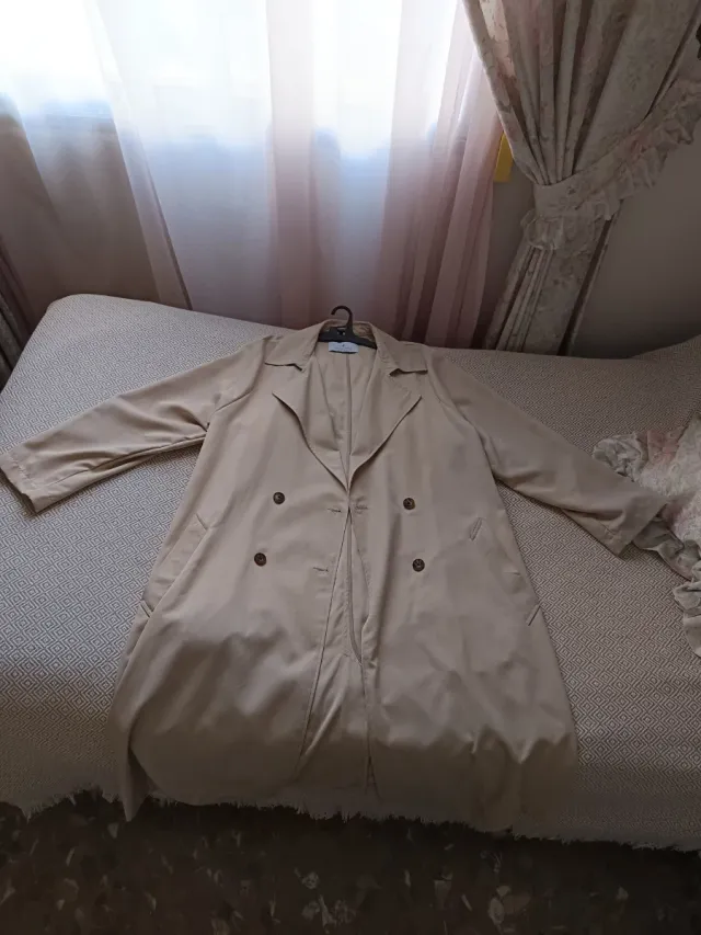 Gabardina Stradivarius Beige Talla XL.