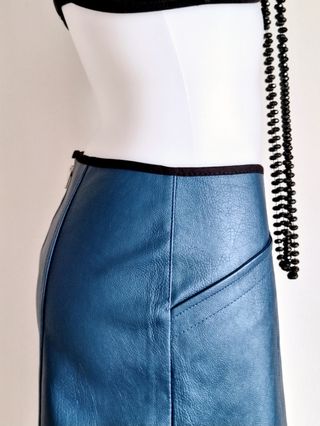 Falda Corta M/L Efecto Piel