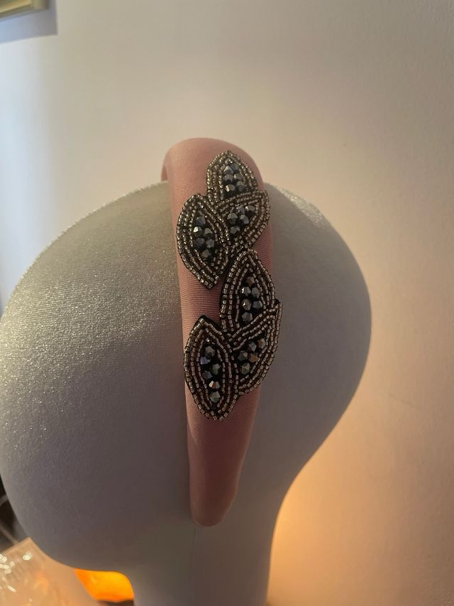 Diadema boda, invitada hecha a mano con pedrería