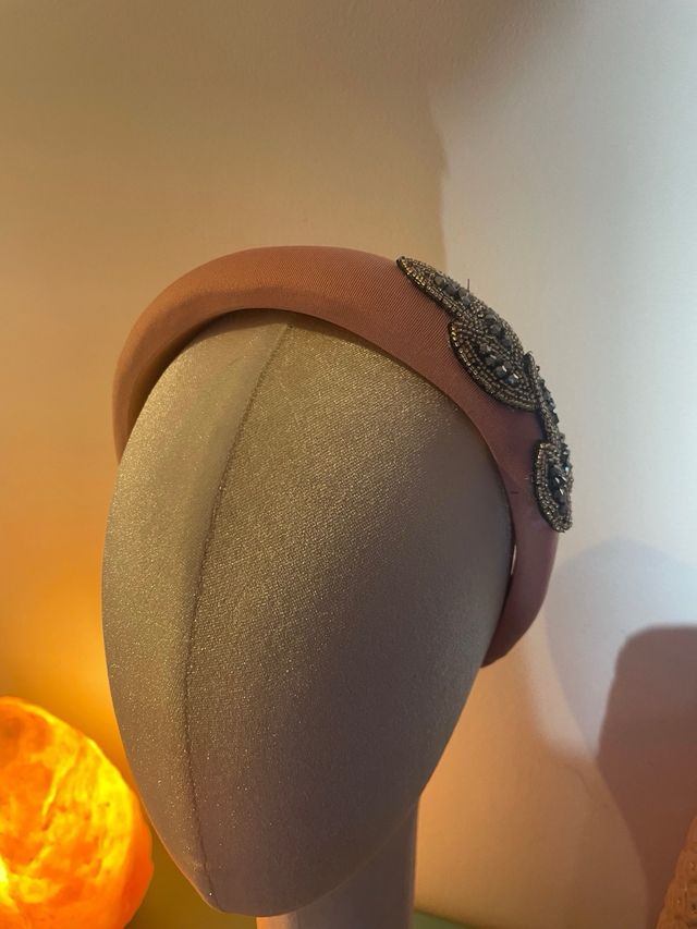 Diadema boda, invitada hecha a mano con pedrería