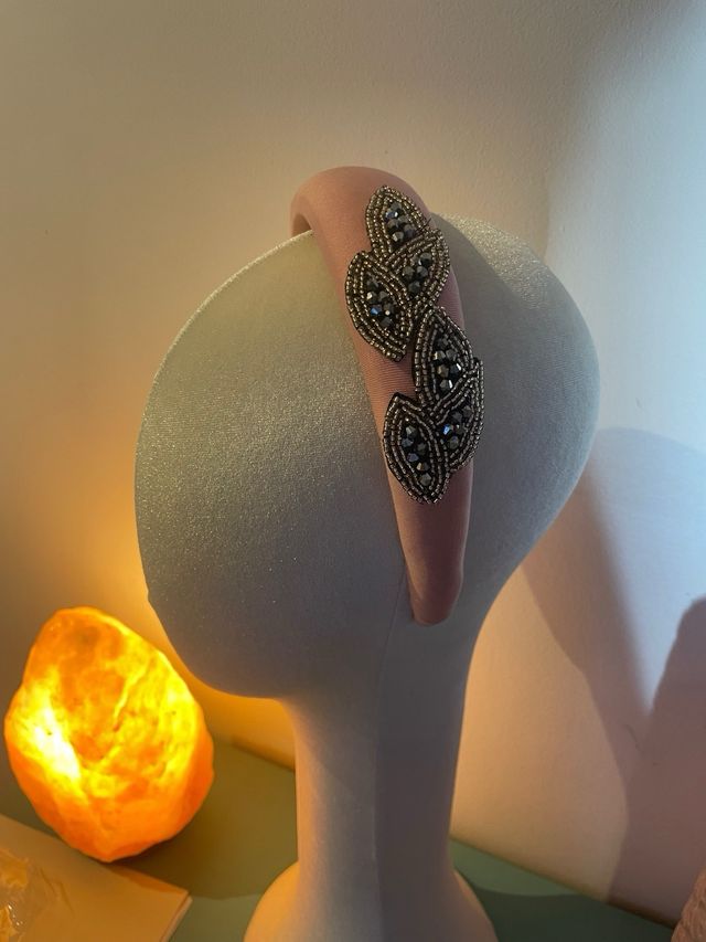 Diadema boda, invitada hecha a mano con pedrería