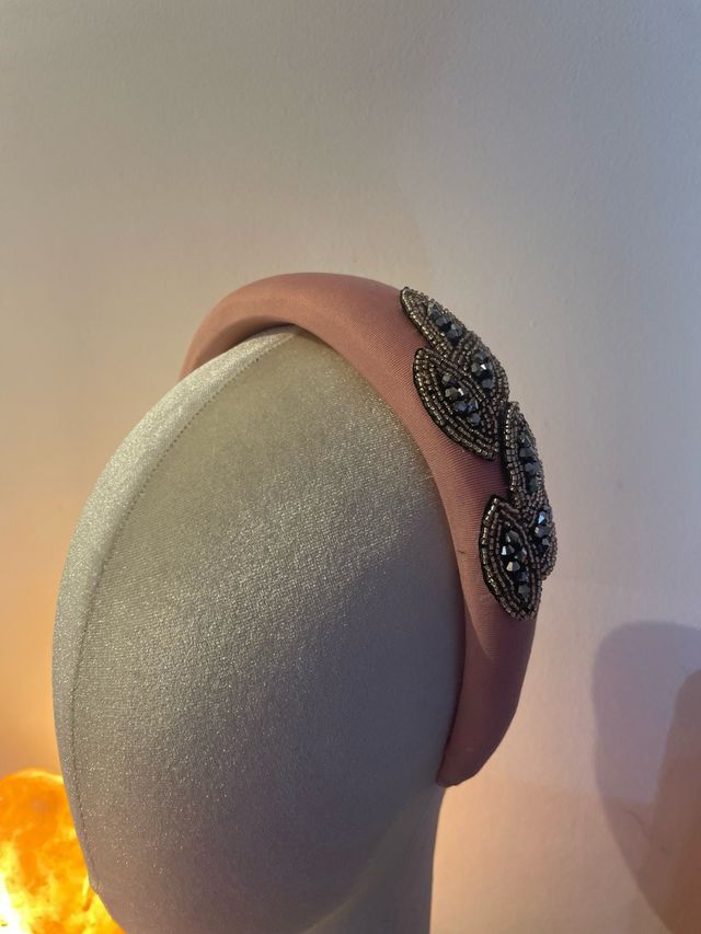 Diadema boda, invitada hecha a mano con pedrería