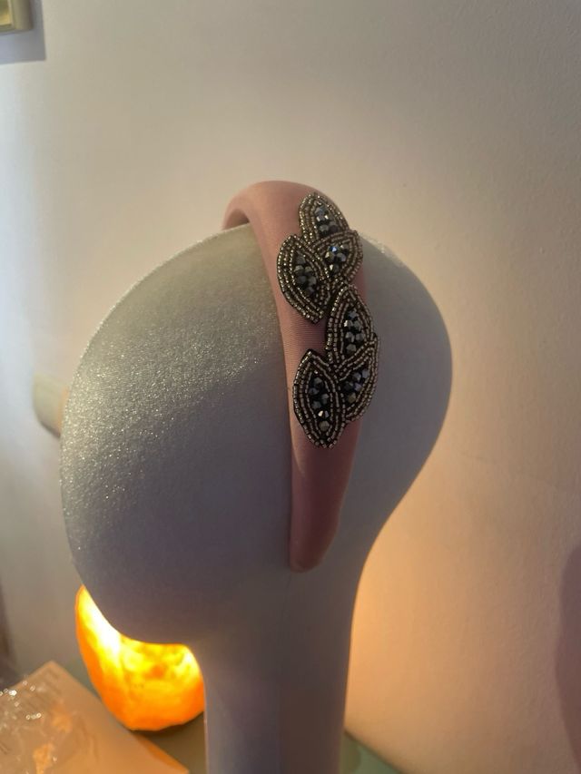 Diadema boda, invitada hecha a mano con pedrería