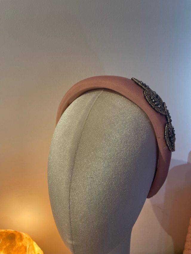 Diadema boda, invitada hecha a mano con pedrería