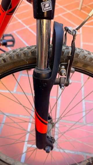 Bicicleta Montaña Decathlon 24 pulgadas Roja.