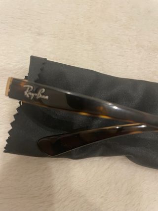 Gafas de sol Ray-Ban doradas y marrones