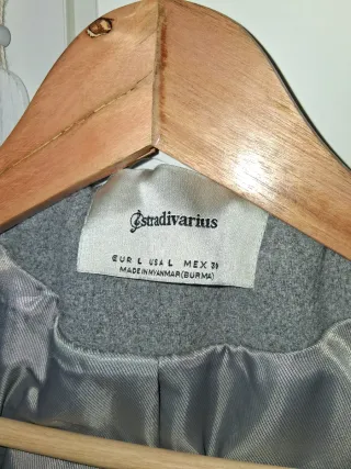 Abrigo gris Stradivarius con capucha