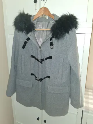 Abrigo gris Stradivarius con capucha