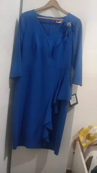 Vestido azul con volantes y broche