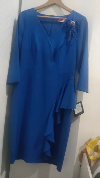 Vestido azul con volantes y broche