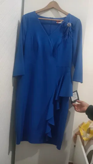 Vestido azul con volantes y broche