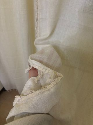 Cortinas beige de tela con flecos