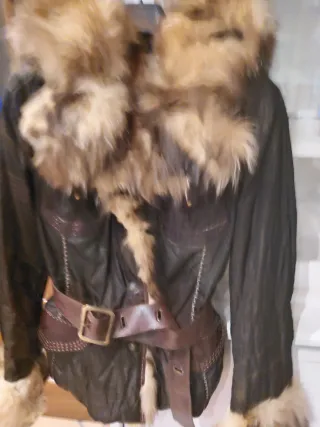 Giaccone con pelliccia e dettagli in pelle