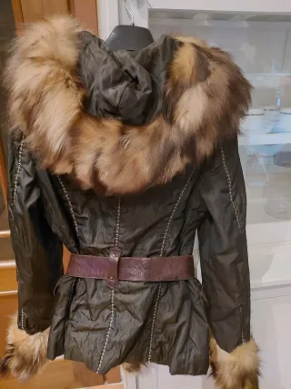 Giaccone con pelliccia e dettagli in pelle