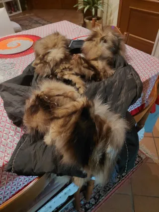 Giaccone con pelliccia e dettagli in pelle