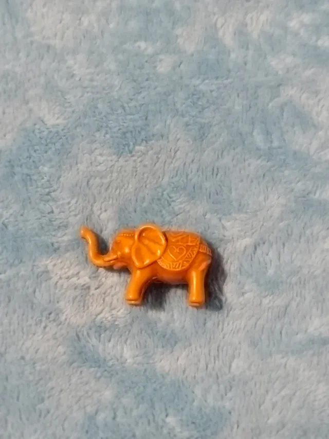 Amuleto elefante trompa arriba naranja