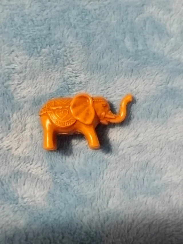 Amuleto elefante trompa arriba naranja