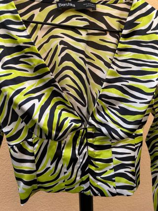 Top Bershka estampado cebra de manga larga.