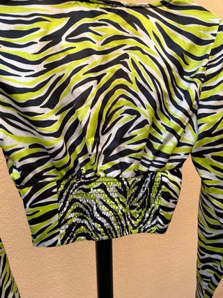 Top Bershka estampado cebra de manga larga.