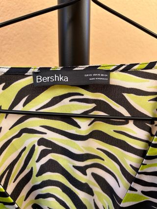 Top Bershka estampado cebra de manga larga.