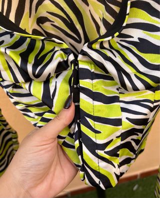 Top Bershka estampado cebra de manga larga.