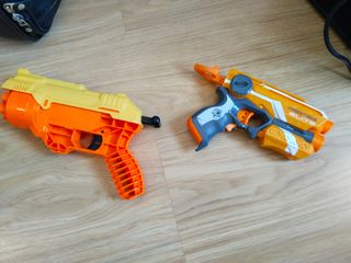 Pistola Nerf Azul y Naranja
